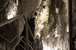 Treppen im beleuchteten Bergwerk