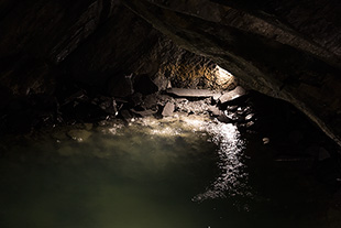 Kleiner unterirdischer Grottensee