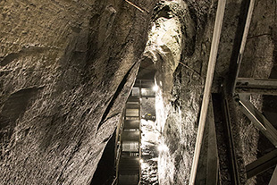 Treppen im beleuchteten Bergwerk